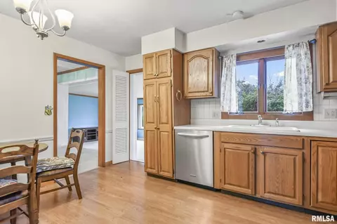 Kitchen - 48 Glen Aire Dr, Springfield, IL 62703 photo 2 of 2