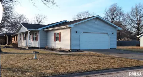 Exterior - 703 E Holden St, Virden, IL 62690 photo 3 of 9
