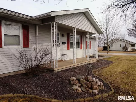 Exterior - 703 E Holden St, Virden, IL 62690 photo 5 of 9