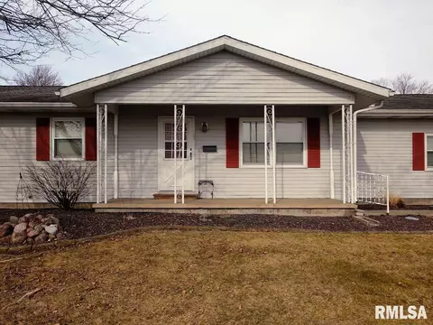 Exterior - 703 E Holden St, Virden, IL 62690 photo 2 of 9