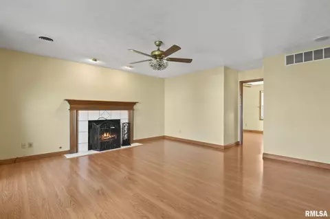 Living - 104 Argenta Dr, Springfield, IL 62704 photo 2 of 5