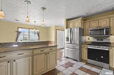 Kitchen - 104 Argenta Dr, Springfield, IL 62704 photo 3 of 4