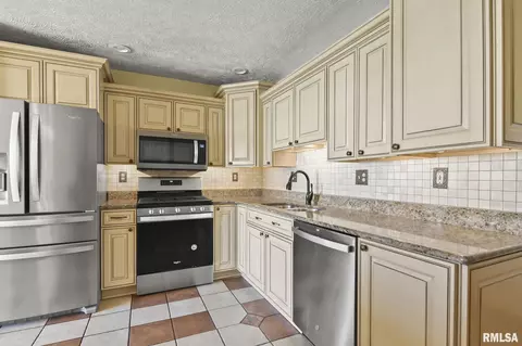 Kitchen - 104 Argenta Dr, Springfield, IL 62704 photo 1 of 4