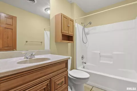 Bath - 104 Argenta Dr, Springfield, IL 62704 photo 1 of 2