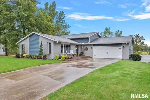 1422 Mary Elizabeth Dr, Taylorville, IL 62568