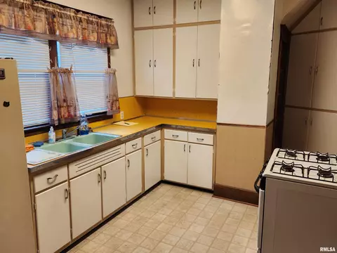 2013 S Spring St, Springfield, IL 62704 photo 4
