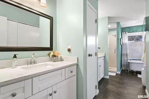 Bath - 3300 Blueberry Ln, Springfield, IL 62711 photo 2 of 5