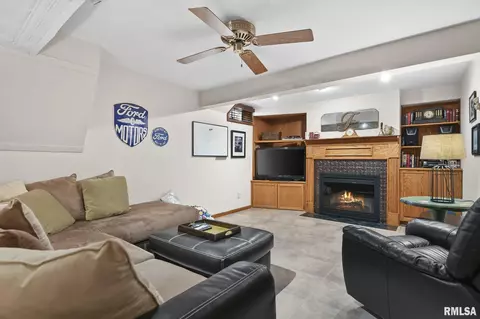 Living - 3300 Blueberry Ln, Springfield, IL 62711 photo 5 of 6