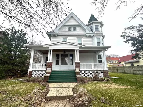 323 N 1st St, Monmouth, IL 61462