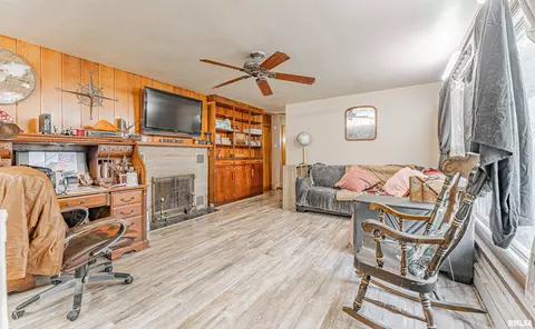 109 Logan St, Emden, IL 62635 photo 2