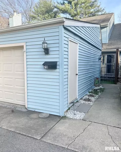 70 Country Pl, Springfield, IL 62703