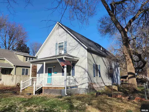 114 Oglesby Ave, Lincoln, IL 62656