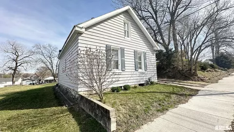 1020 N 4th St, Quincy, IL 62301