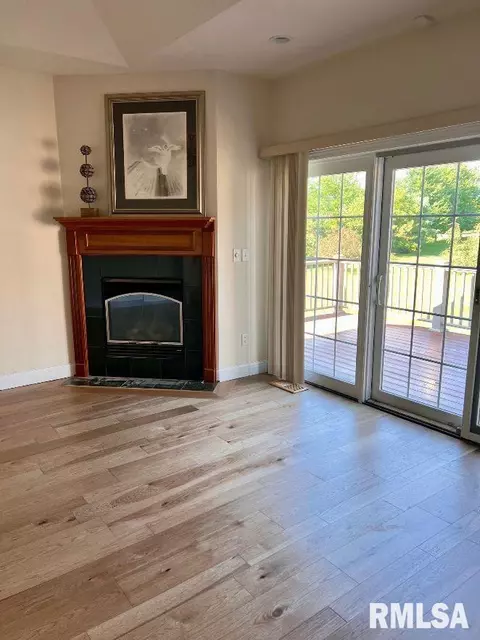 Living - 3408 Embassy Dr, Springfield, IL 62711 photo 10 of 11