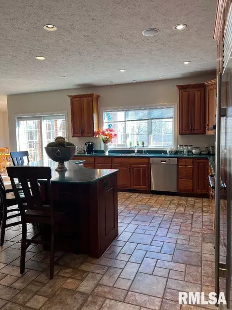 Kitchen - 3408 Embassy Dr, Springfield, IL 62711 photo 5 of 6