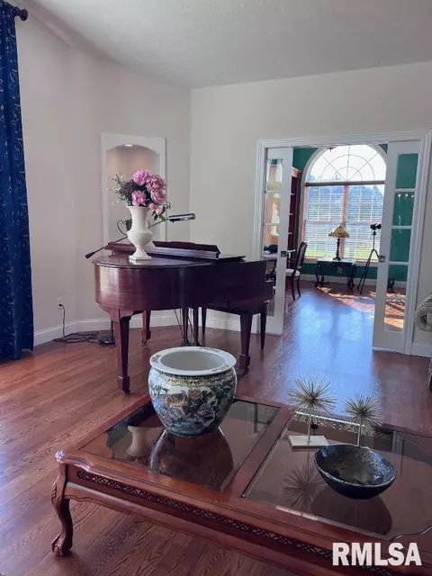 Living - 3408 Embassy Dr, Springfield, IL 62711 photo 7 of 11