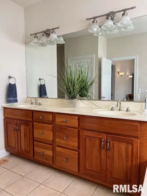 Bath - 3408 Embassy Dr, Springfield, IL 62711 photo 1 of 1