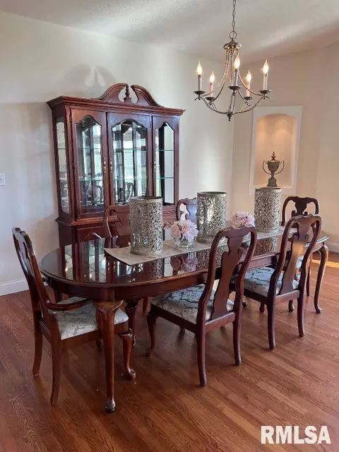 Dining - 3408 Embassy Dr, Springfield, IL 62711 photo 3 of 3