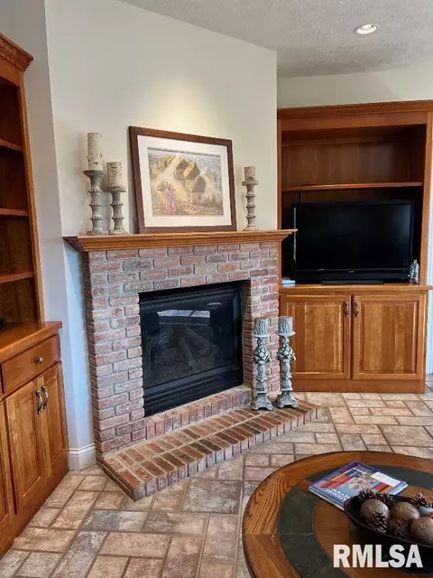 Living - 3408 Embassy Dr, Springfield, IL 62711 photo 4 of 11