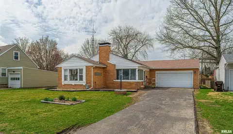 409 N Elm St, Lincoln, IL 62656