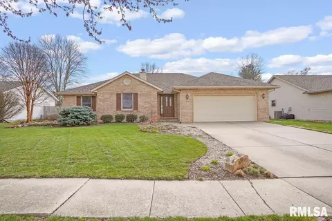 810 Whispering Pines Dr, Chatham, IL 62629