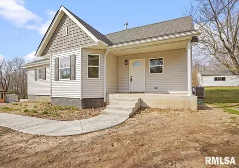 203 Jefferson St, Pawnee, IL 62558