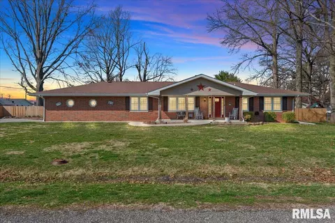 1325 Lawrence Ave, Taylorville, IL 62568