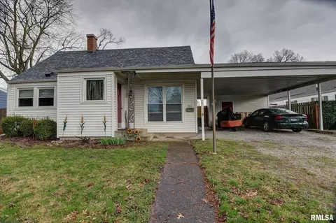 907 W Elm St, Taylorville, IL 62568