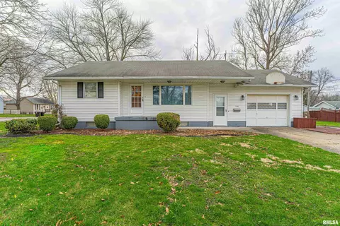 110 S State St, Lincoln, IL 62656