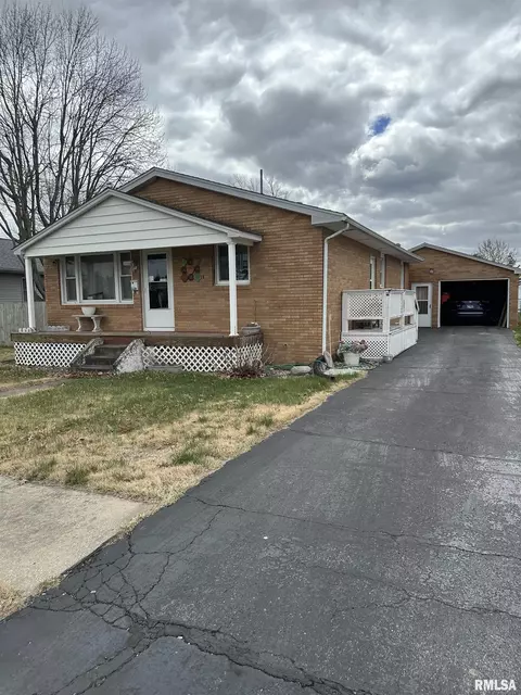 1118 E Oak St, Taylorville, IL 62568