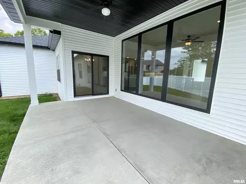 Exterior - 1601 Hoechester Rd, Springfield, IL 62712 photo 3 of 6