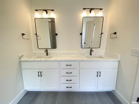 Bath - 1601 Hoechester Rd, Springfield, IL 62712 photo 1 of 6