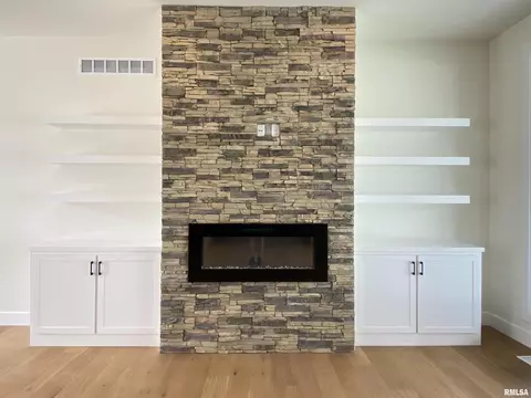 Living - 1601 Hoechester Rd, Springfield, IL 62712 photo 3 of 4