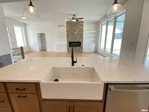 Kitchen - 1601 Hoechester Rd, Springfield, IL 62712 photo 4 of 5