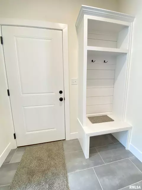 Entry Way - 1601 Hoechester Rd, Springfield, IL 62712 photo 2 of 3