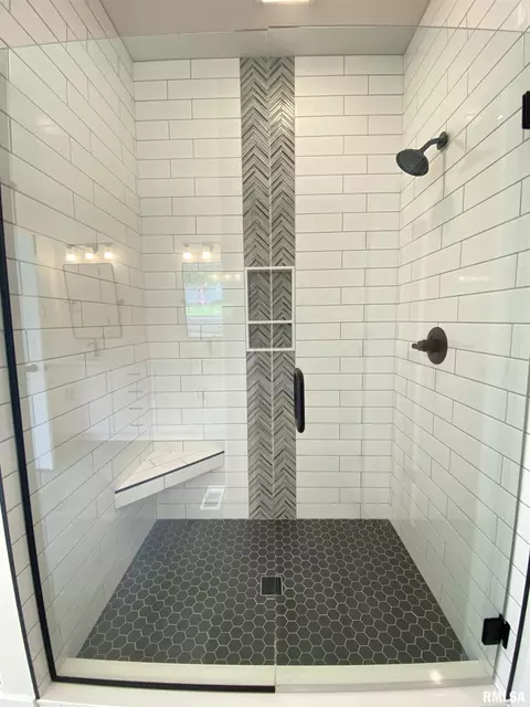 Bath - 1601 Hoechester Rd, Springfield, IL 62712 photo 4 of 6