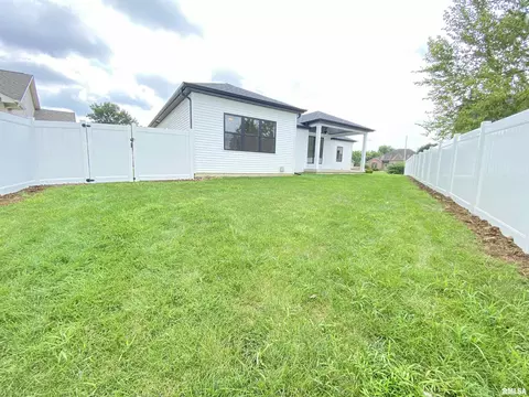 Exterior - 1601 Hoechester Rd, Springfield, IL 62712 photo 4 of 6