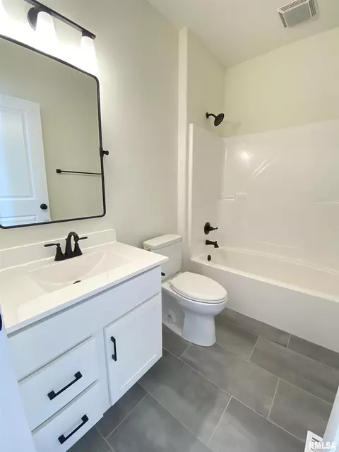 Bath - 1601 Hoechester Rd, Springfield, IL 62712 photo 5 of 6