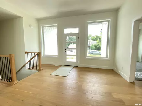 Living - 1601 Hoechester Rd, Springfield, IL 62712 photo 1 of 4
