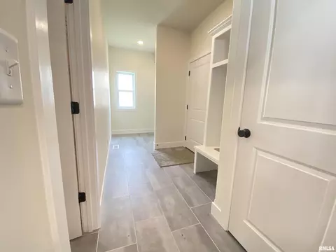 Entry Way - 1601 Hoechester Rd, Springfield, IL 62712 photo 1 of 3