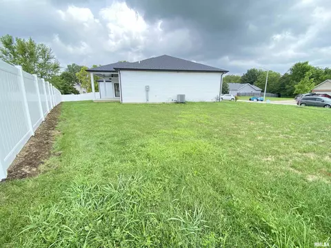 Exterior - 1601 Hoechester Rd, Springfield, IL 62712 photo 5 of 6