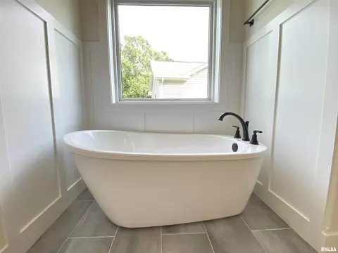 Bath - 1601 Hoechester Rd, Springfield, IL 62712 photo 2 of 6