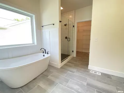 Bath - 1601 Hoechester Rd, Springfield, IL 62712 photo 3 of 6