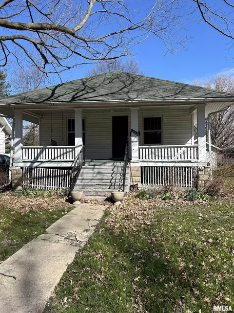 1013 W Vine St, Taylorville, IL 62568