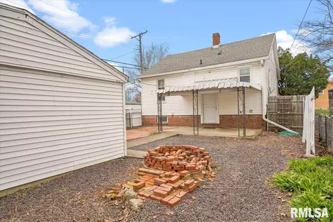 Exterior - 3252 S 4th St, Springfield, IL 62703 photo 5 of 8