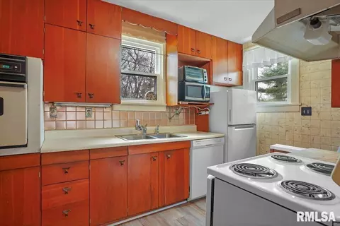 Kitchen - 3252 S 4th St, Springfield, IL 62703 photo 2 of 3