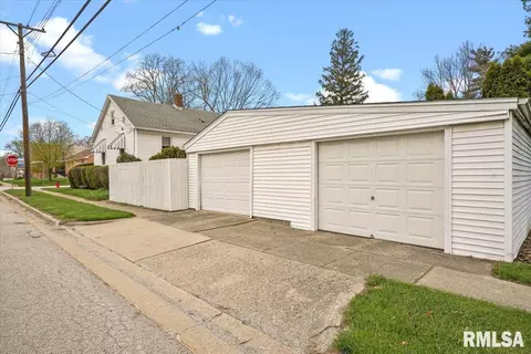 Exterior - 3252 S 4th St, Springfield, IL 62703 photo 6 of 8