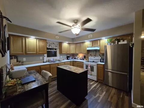 201 E Hickory St, Athens, IL 62613 photo 7