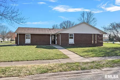 19 Clarke Dr, Jacksonville, IL 62650