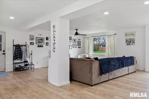 2401 Blackhawk Rd, Springfield, IL 62702 photo 8